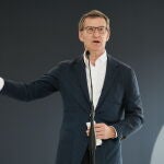 Feijóo presenta el libro del presidente del PP Vasco y candidato a Lehendakari, Javier de Andrés