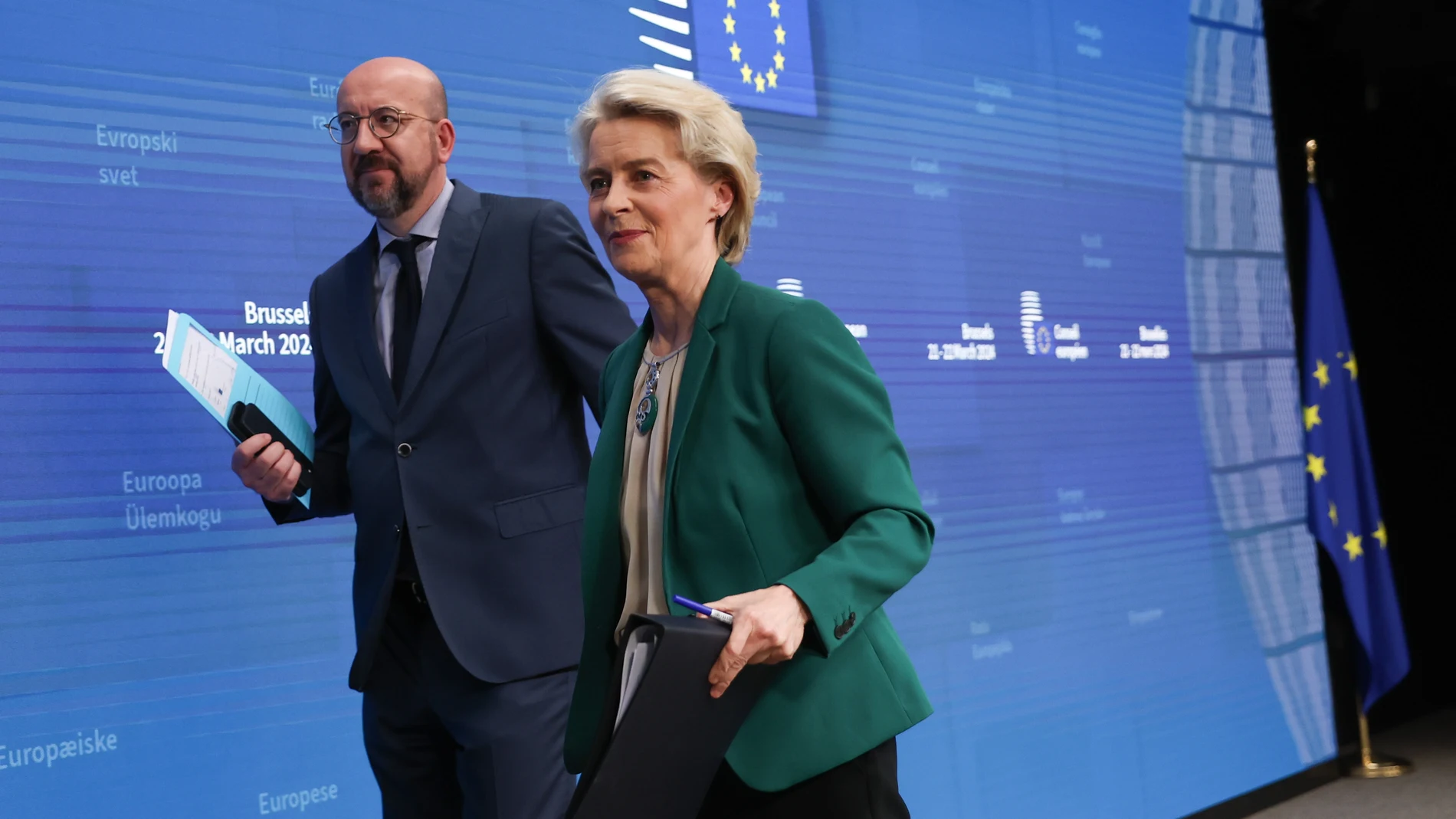 Brussels (Belgium), 22/03/2024.- European Commission President Ursula von der Leyen (R) and European Council President Charles Michel leave after a press conference at the end of the second day of a European Council meeting in Brussels, Belgium, 22 March 2024. (Bélgica, Bruselas) EFE/EPA/OLIVIER HOSLET