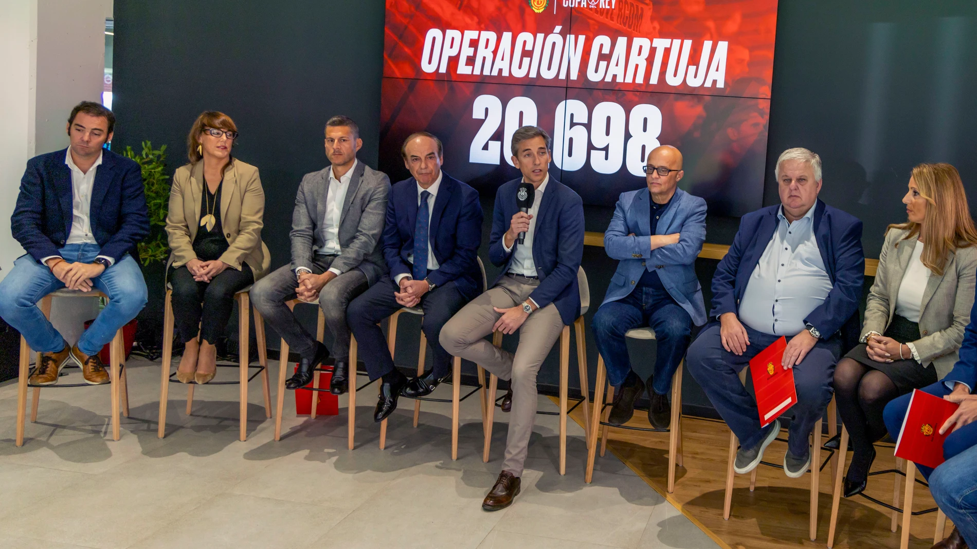 PALMA DE MALLORCA, 22/03/2024.- Aparecen en rueda de prensa este jueves en Palma de Mallorca el director de Negocios de club balear, Alfonso Díaz (2i), Vicente Fenollar, de Avoris (4i); Othman Ktiri (3i), consejero delegado de Ok Mobility; Dolors Feliu (2i), directora comercial de Banca Retail de CaixaBank en Baleares; Mayra Berciano, relaciones institucionales de Vueling; Richard Clark, director general de Air Europa (3d); Jaime de la Fuente, director comercial de Balearia (i) y Rafael Roig,...