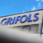 Economía/Bolsa.- Grifols lidera las alzas del Ibex 35 con una subida de casi el 8% tras publicar la CNMV su informe
