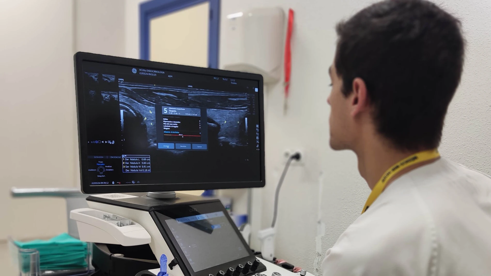 Un médico en el Hospital Clínico de Valladolid