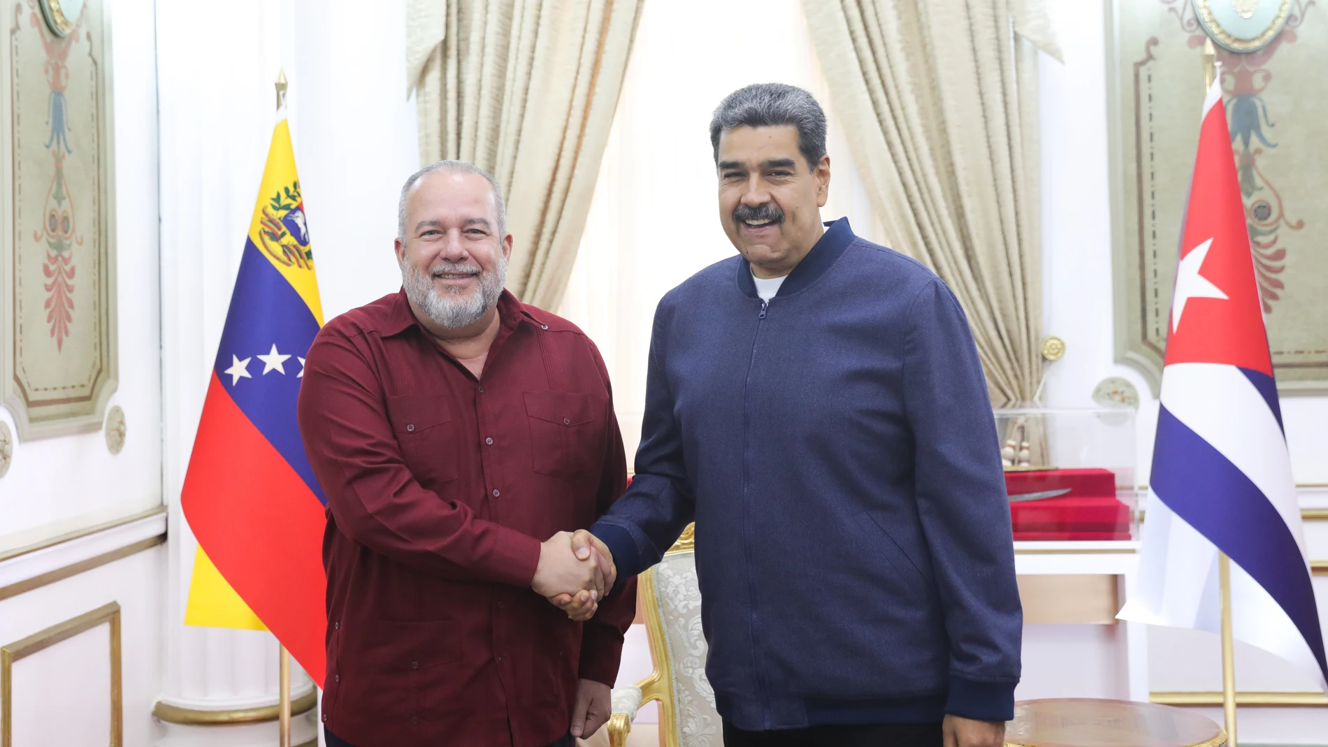 CARACAS (VENEZUELA) 21/03/2023 - Fotografía cedida por Prensa Miraflores donde se observa al presidente venezolano Nicolás Maduro (d) mientras saluda al primer ministro de Cuba, Manuel Marrero, este jueves en Caracas (Venezuela). El presidente de Venezuela, Nicolás Maduro, recibió este jueves en Caracas al primer ministro de Cuba, Manuel Marrero, con quien conversó sobre la cooperación bilateral entre ambos países, que abarca varias áreas. EFE/ Prensa Miraflores/ SOLO USO EDITORIAL/SOLO DISPO...