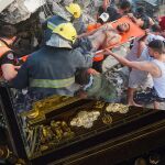 Un civil gazatí herido sobre un trono, quizás muerto (1)