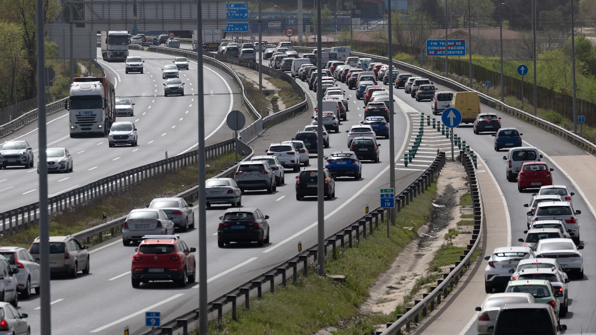 Vehículos circulan por la la A5 durante el comienzo de la operación salida de las vacaciones de Semana Santa 2024, a 22 de marzo de 2024, en Madrid (España). La Dirección General de Tráfico (DGT) prevé que se produzcan más de 16,5 millones de desplazamientos por carretera durante la Semana Santa de 2024, cuya 'Operación Especial de Tráfico' arranca desde hoy a las 15 horas hasta la medianoche del próximo lunes 1 de abril, festivo en Baleares, Cantabria, Cataluña, País Vasco, La Rioja, Comunid...