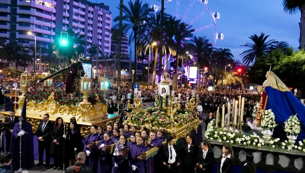 Confluencia de la Virgen de la Amargura, la Verónica y el Nazareno, el Jueves Santo