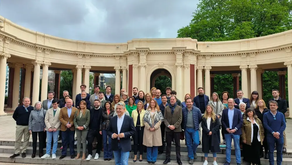 El presidente del PP vasco y candidato a lehendakari, Javier de Andrés, en un acto en Bilbao junto a los candidatos de la formación a las elecciones vascas.
