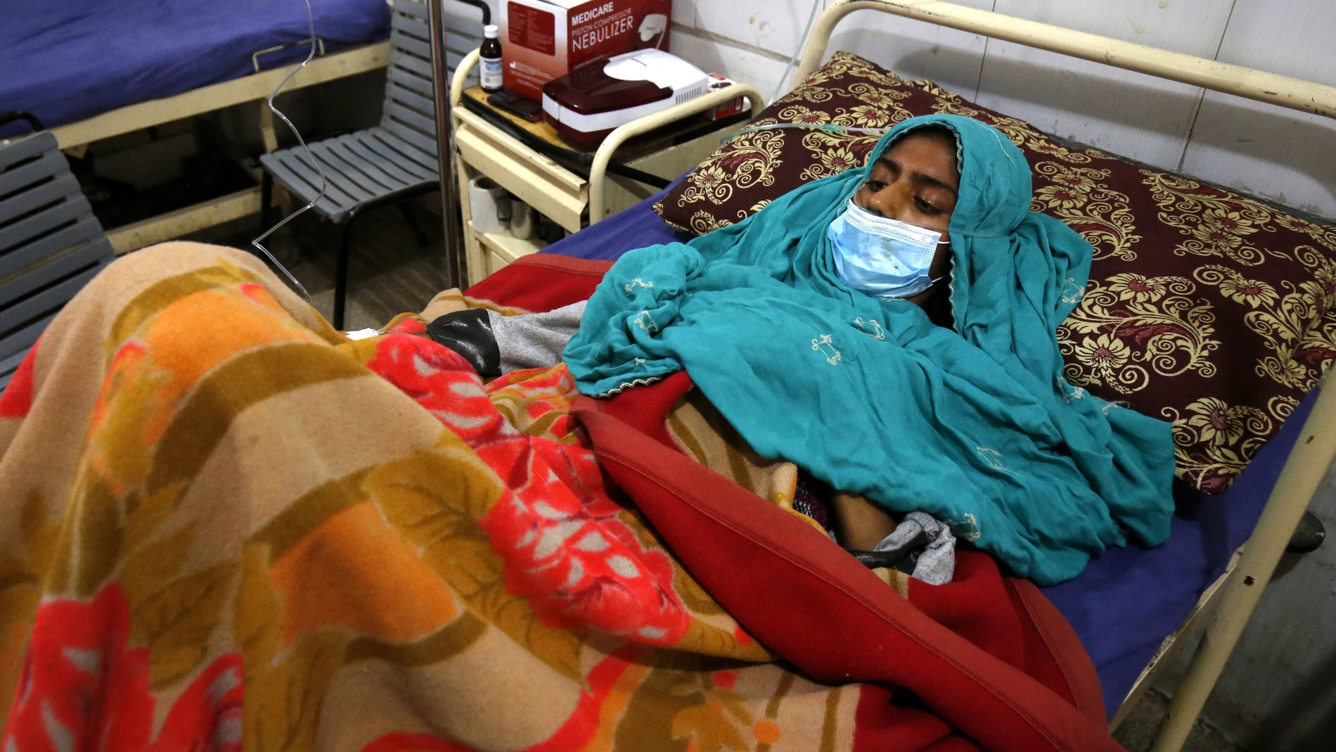Peshawar (Pakistan), 23/03/2024.- A patient suffering from Tuberculosis (TB), receives medical treatment at the Lady Reading government hospital, on the eve of World Tuberculosis Day, in Peshawar, Pakistan, 23 March 2024. Dr. Anila Basit, Associate Professor of Pulmonology at Lady Readings Hospital, revealed alarming statistics on tuberculosis (TB) prevalence worldwide. With an annual incidence of 276 cases per 100,000 population, and a prevalence rate soaring to 348 cases, the disease contin...
