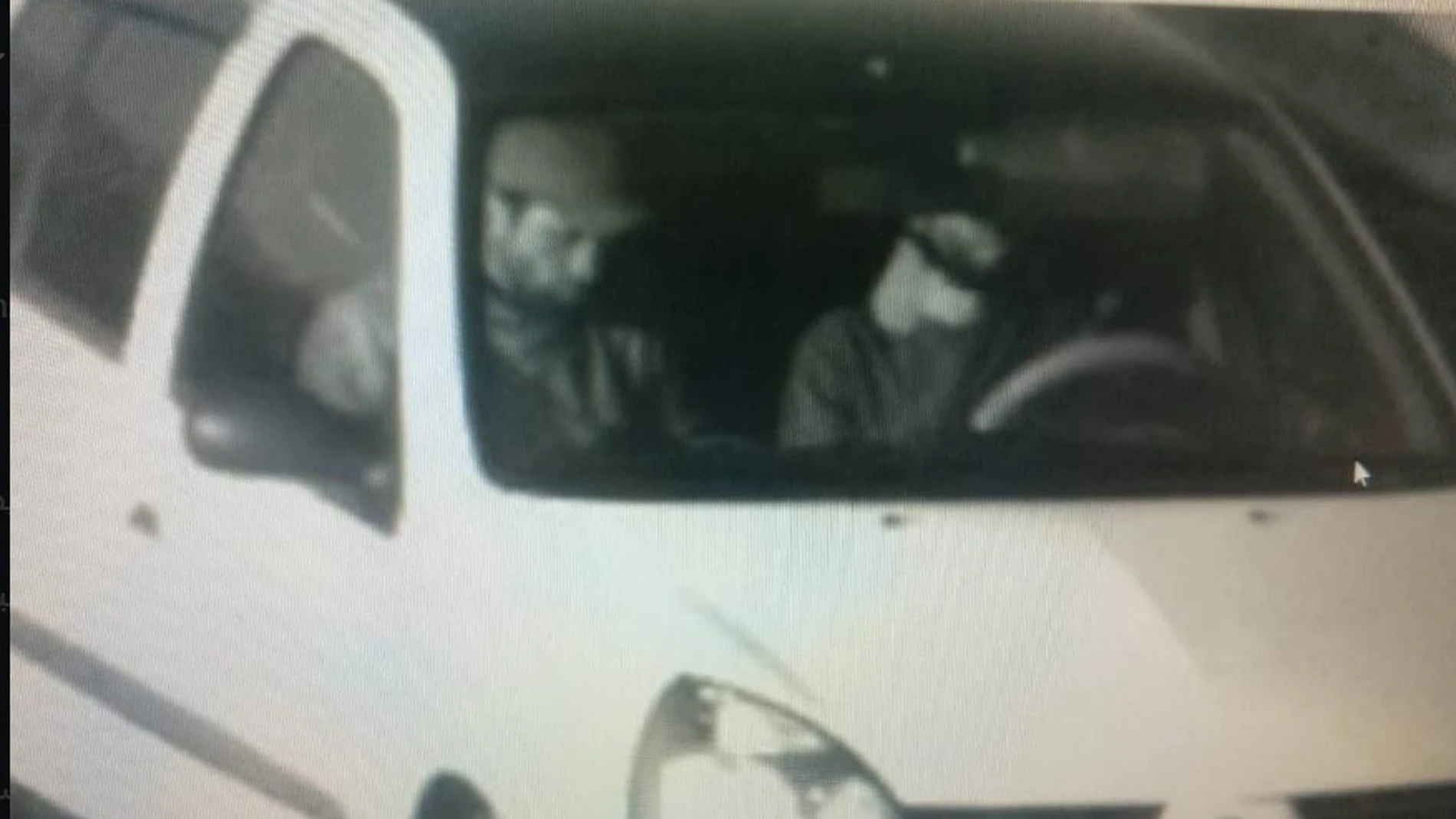 Dos de los terroristas se dirigen al lugar del atentado