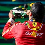 Carlos Sainz, en plena celebración por su victoria en Albert Park