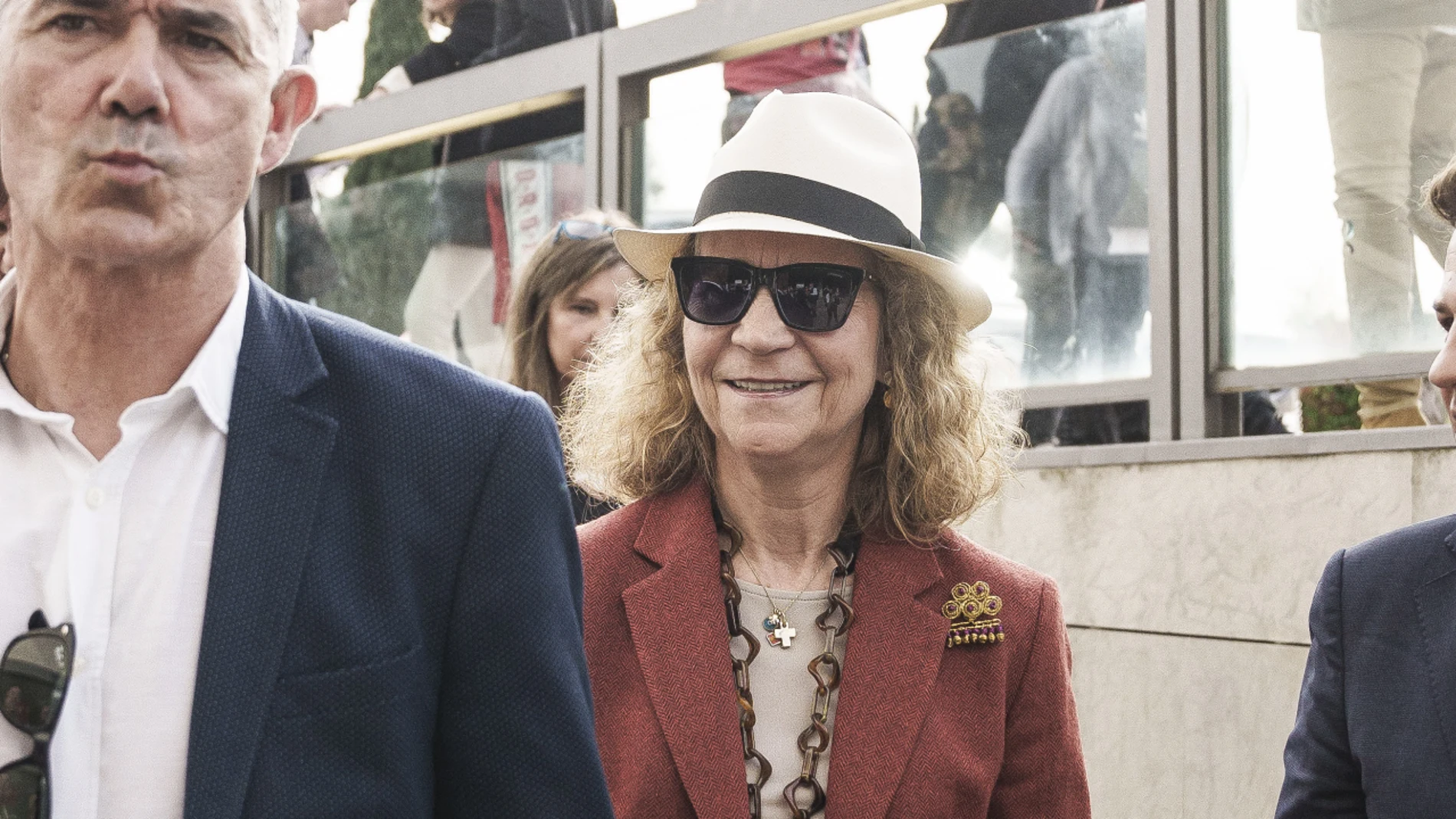 La Infanta Elena en una tarde de toros en Las Rozas
