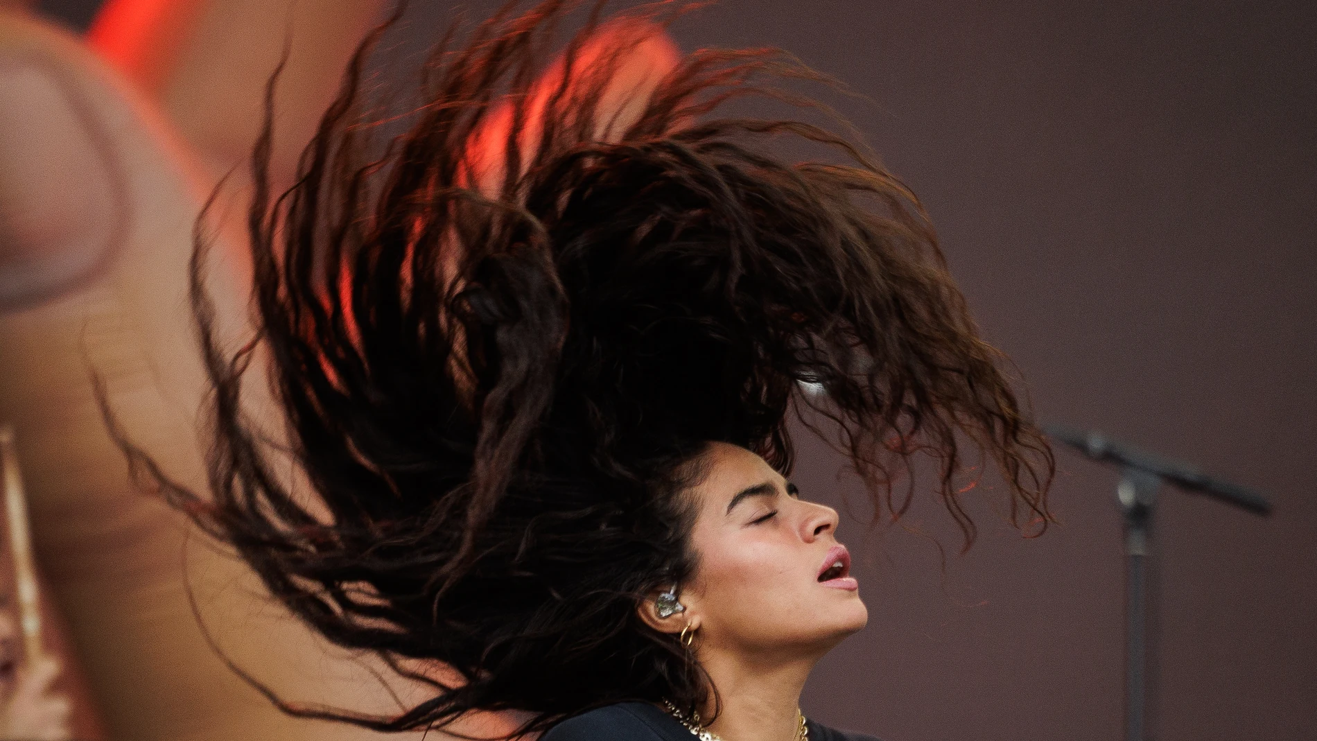 -FOTODELDÍA- BRA100. SAO PAULO (BRASIL), 23/03/2024.- La cantante canadiense Jessie Reyez se presenta en el Festival Lollapalooza este sábado, en el Autódromo de Interlagos, en São Paulo (Brasil). Para este sábado las principales atracciones serán Thirty Seconds to Mars, la banda que cuenta entre sus integrantes con el actor Jared Leto y su hermano Shannon, los rockeros de Jacksonville Limp Bizkit y el estilo alternativo de Kings of Leon. EFE/ Isaac Fontana