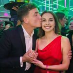 Xuso Jones con Alba Renai... La presentadora parece casi parece. 