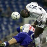 Geremi Ndjitap remata de cabeza en un partido contra el Espanyol