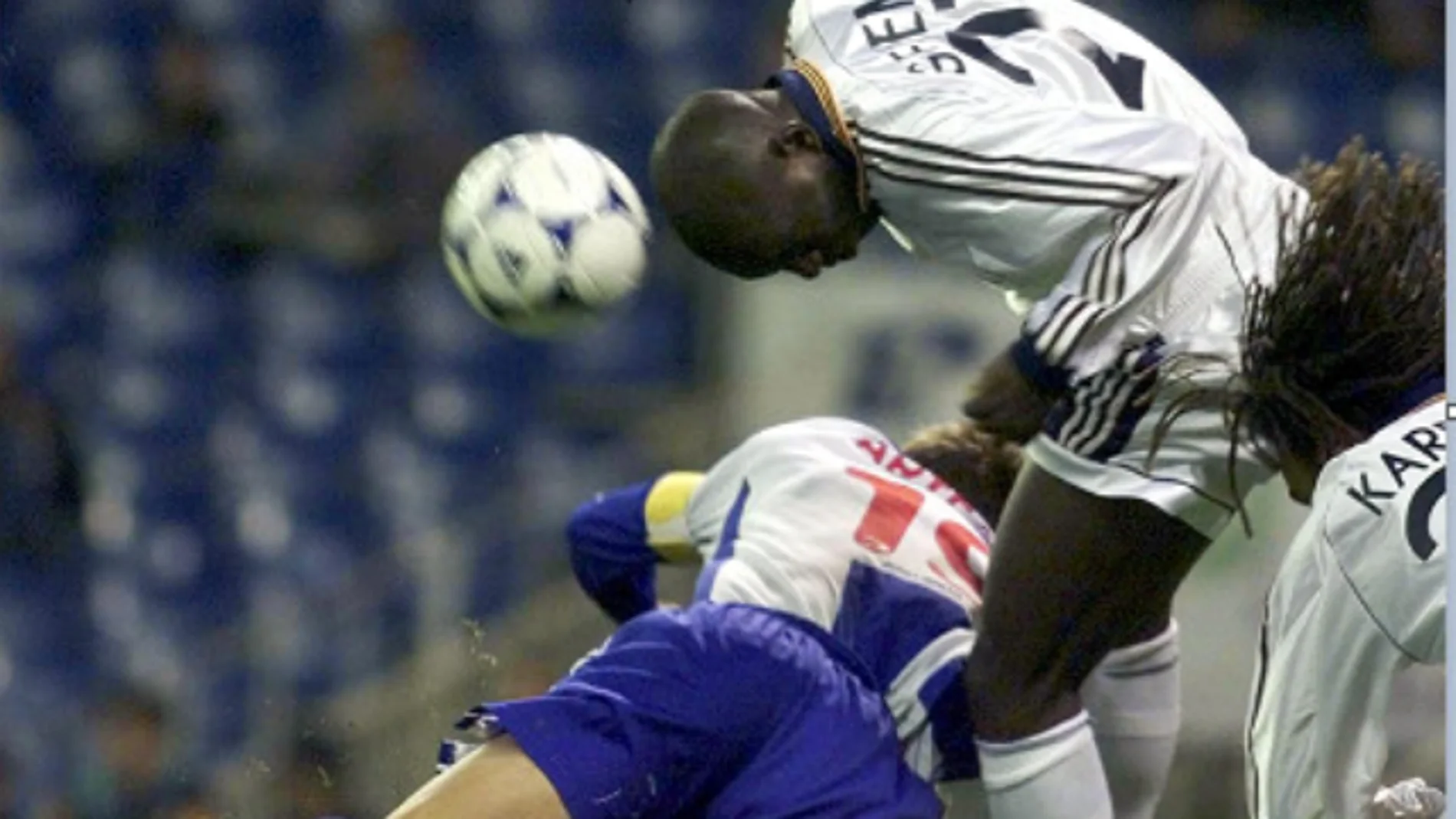 Geremi Ndjitap remata de cabeza en un partido contra el Espanyol