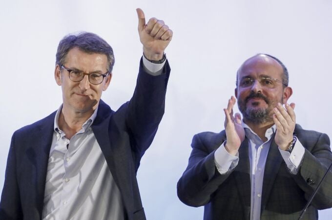 Alberto Núñez Feijóo durante un acto político protagonizado esta en Barcelona, en el que estuvo acompañado por el presidente del PP de Cataluña, Alejandro Fernández.