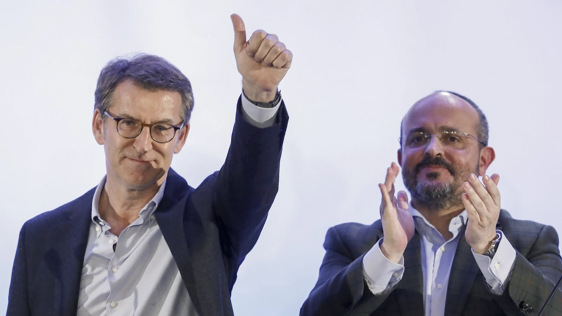 Alberto Núñez Feijóo durante un acto político protagonizado esta en Barcelona, en el que estuvo acompañado por el presidente del PP de Cataluña, Alejandro Fernández.
