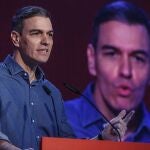 El secretario general del PSOE y presidente del Gobierno, Pedro Sánchez, interviene durante la clausura del Congreso extraordinario del PSPV, en El Invernadero-Arrecife, a 24 de marzo de 2024, en Benicàssim, Castellón.