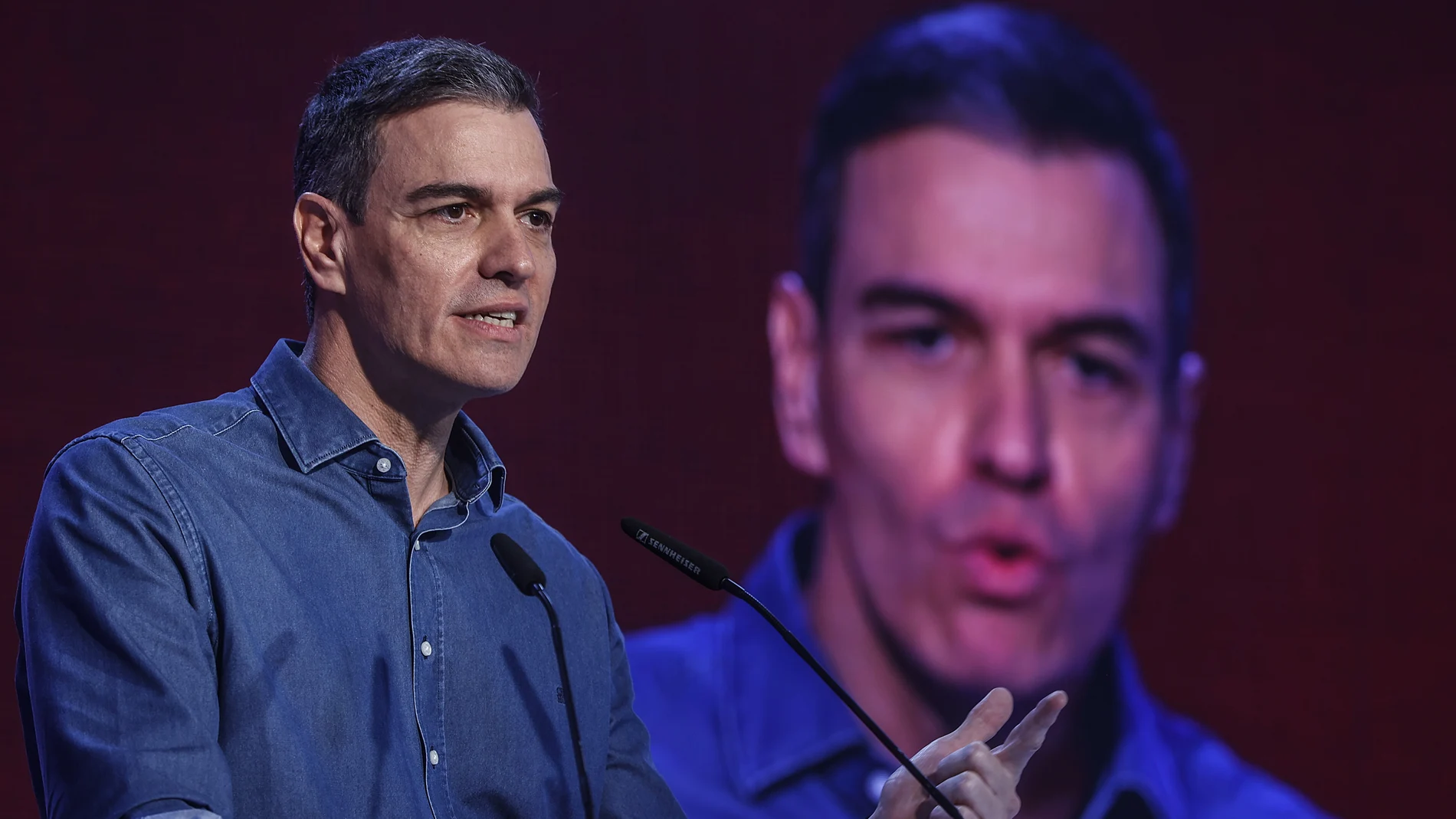 El secretario general del PSOE y presidente del Gobierno, Pedro Sánchez, interviene durante la clausura del Congreso extraordinario del PSPV, en El Invernadero-Arrecife, a 24 de marzo de 2024, en Benicàssim, Castellón.