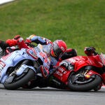 Marc Márquez y Bagnaia en el momento del toque y la caída en Portimao