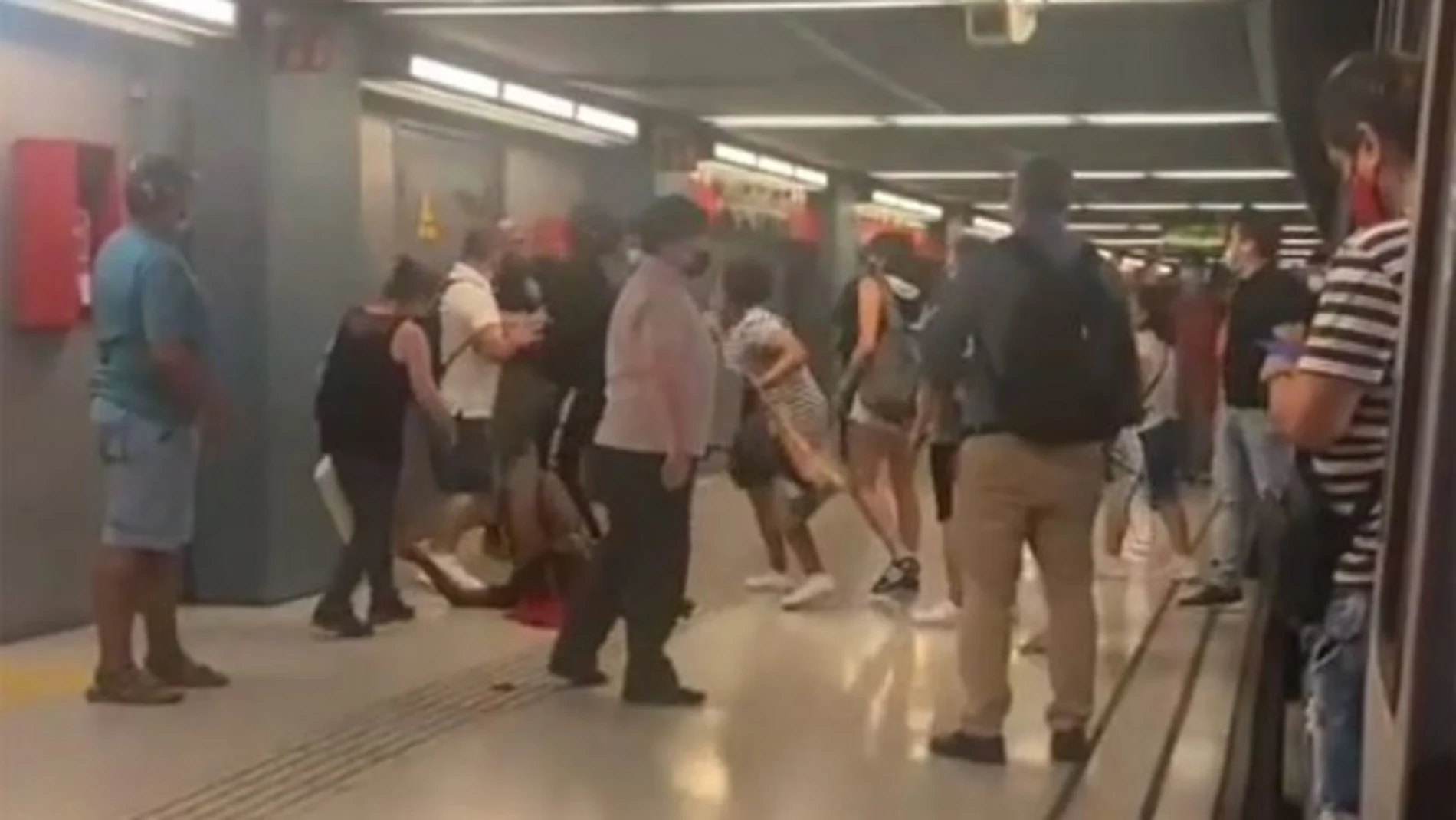 La pelea acaparó la atención de todo el andén