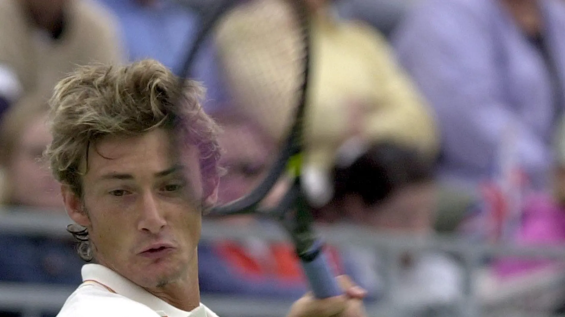 El tenista español Juan Carlos Ferrero devuelve la bola al francés Arnaud di Pasquale, durante el partido que disputaron en el Tennis Centre de Sydney. Ferrero fue derrotado por 2-6 y 1-6 y quedó eliminado de la competición olímpica.