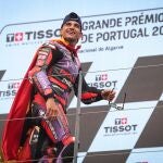 Jorge Martín celebra en el podio su victoria en Portimao