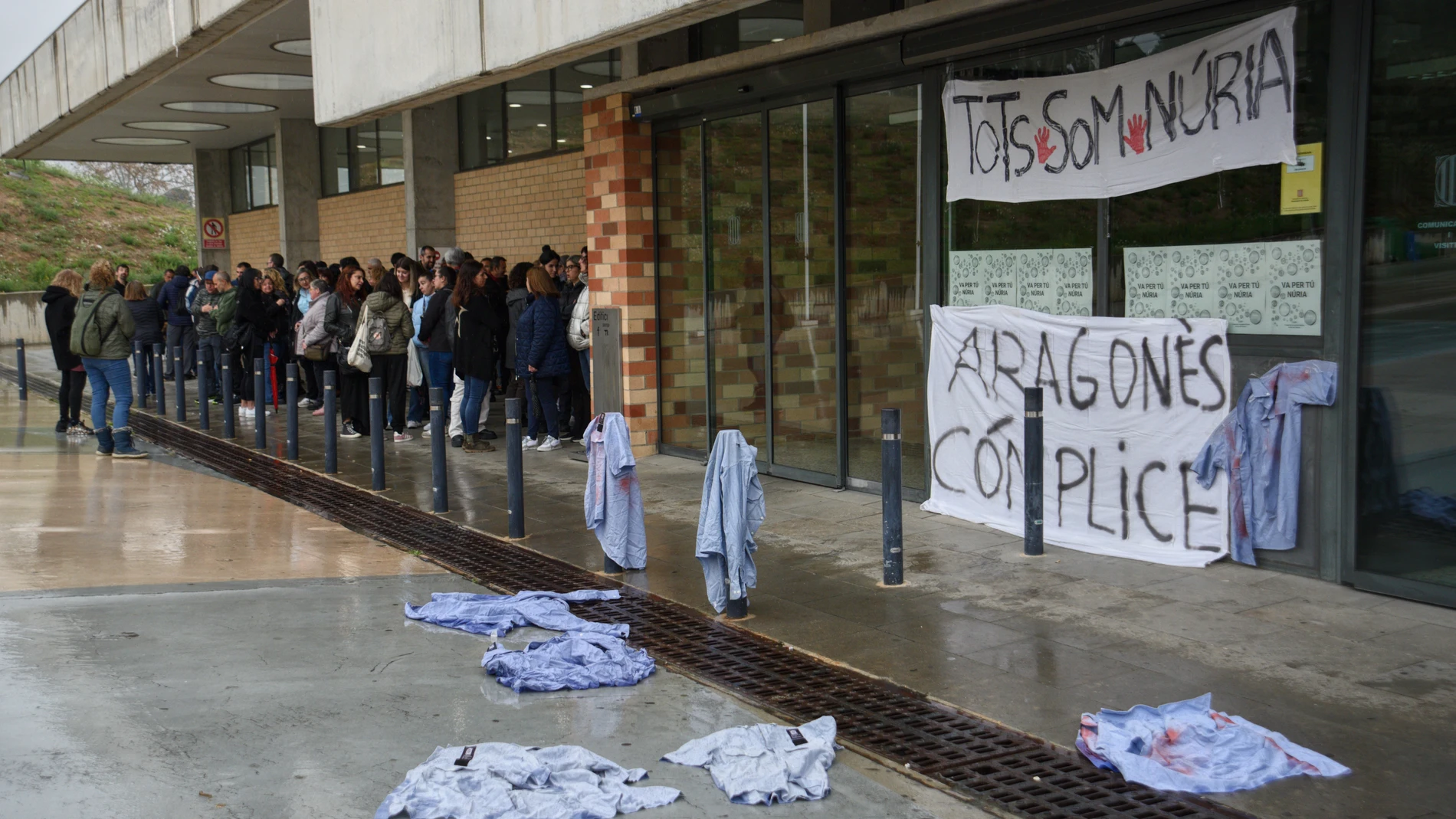 Funcionarios de prisiones protestan durante una concentración frente al Centro Penitenciario Brians 2, a 25 de marzo de 2024, en Sant Esteve de Sesrovires, Barcelona, Catalunya (España). Los funcionarios continúan las concentraciones en protesta por la muerte de una cocinera la semana pasada presuntamente a manos de un preso que después se suicidó en la cárcel Mas d'Enric de El Catllar (Tarragona). Los funcionarios se han concentrado frente a la prisión en la que se encuentra el futbolista Da...