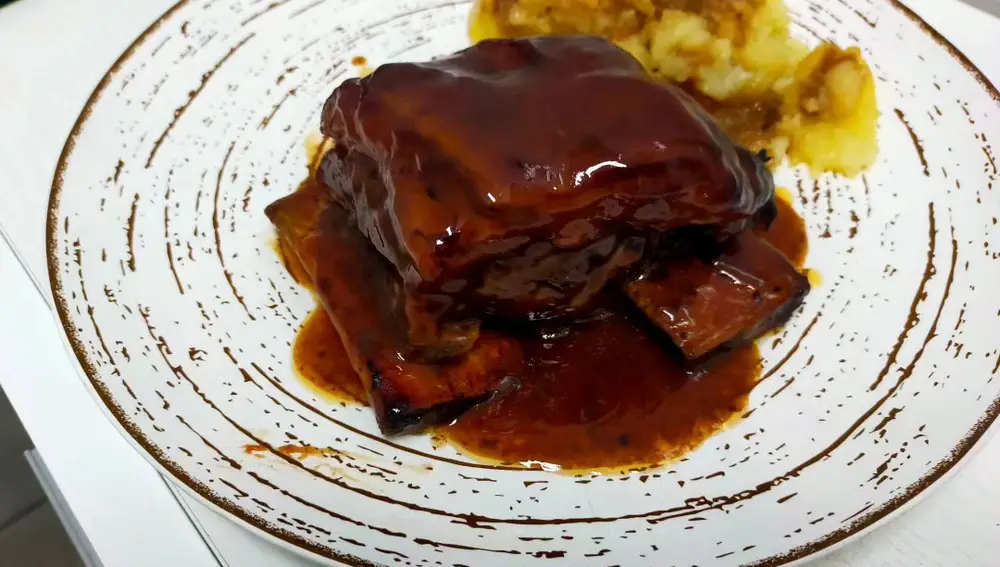 Costilla de rubia gallega a baja temperatura glaseada con BBQ de bourbon