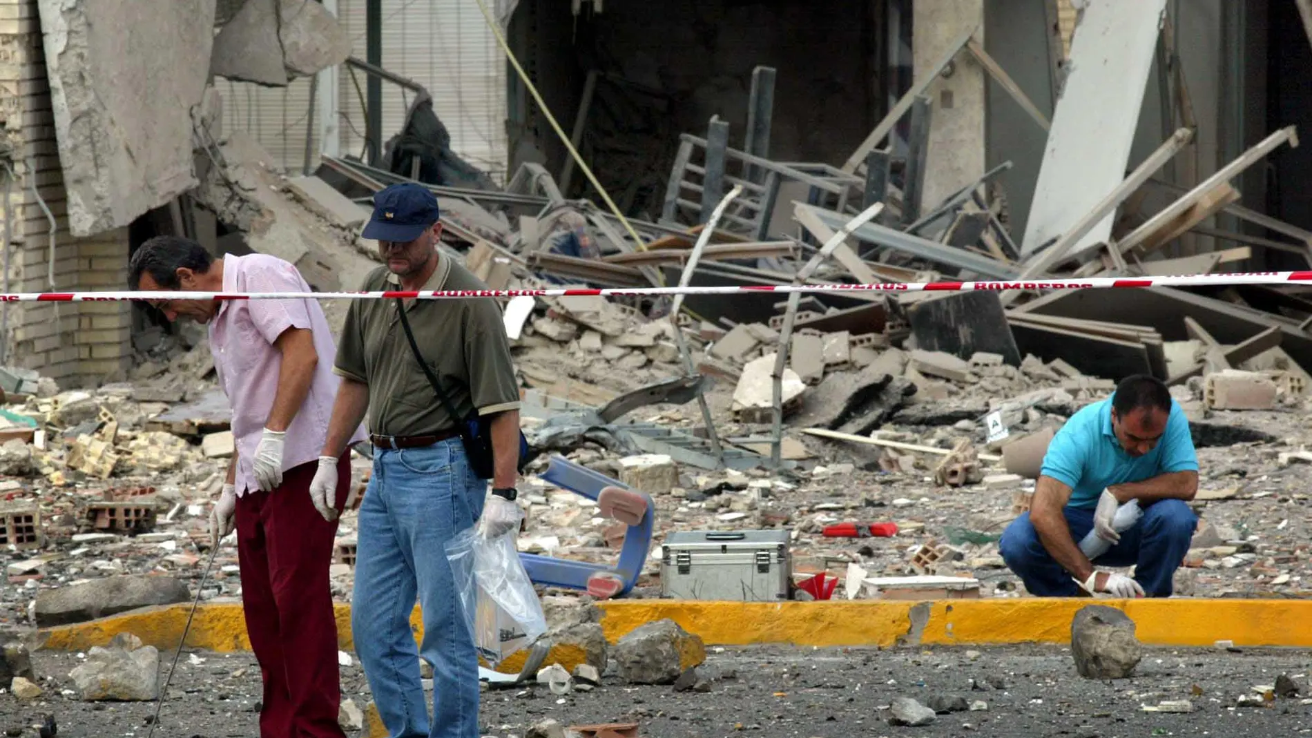 Agentes inspeccionan el lugar del atentado con coche bomba de ETA en Santa Pola (Alicante) en 2002