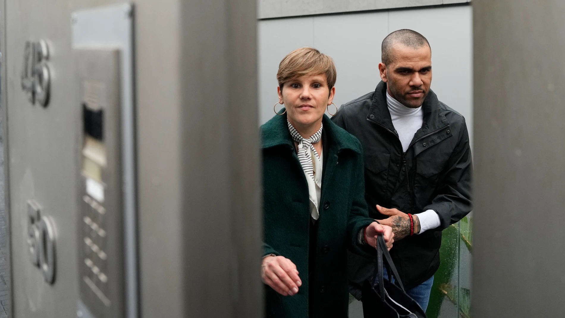 GRAFCAT1910. BARCELONA, 25/03/2024.- El jugador brasileño de fútbol, Dani Alves, acompañado de su abogada, Inés Guardiola, a su llegada a su domicilio tras salir en libertad provisional del centro penitenciario Brians 2, tras ser depositada hoy la fianza de un millon de euros en la Audiencia de Barcelona. EFE/Alejandro García