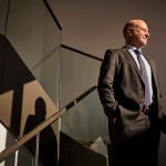 Entrevista con el Dr. Pedro Jaén, director médico del Grupo Pedro Jaén. Desde hace más de 30 años apuesta por el desarrollo de un servicio integral de dermatología capaz de proporcionar soluciones médico-quirúrgicas de la máxima calidad para las necesidades de salud y estética de la piel.