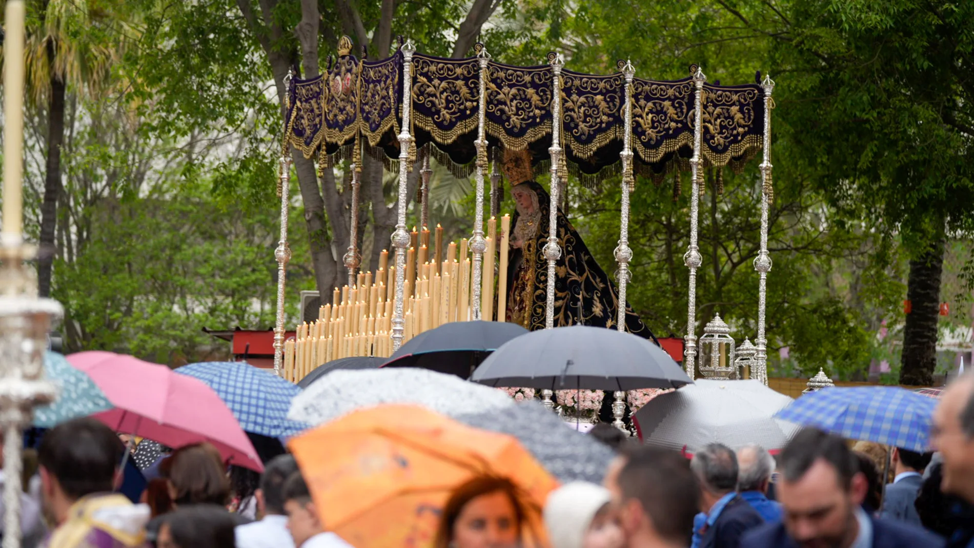 La lluvia hizo acto de presencia el Domingo de Ramos