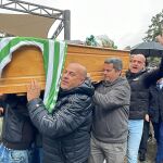 Un grupo de "Supportes" porta el féretro de Manuel Lopera en el cementerio de San Fernando