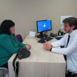 El doctor Juan M. Pericàs visita a una paciente con hígado graso