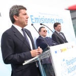 El presidente de la Generalitat, Carlos Mazón, hoy en la presentación de los 18 nuevos autobuses urbanos eléctricos de Alicante.