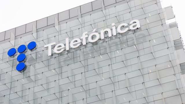 Economía.- Caixabank reduce un punto porcentual su participación en Telefónica, hasta el 2,51%
