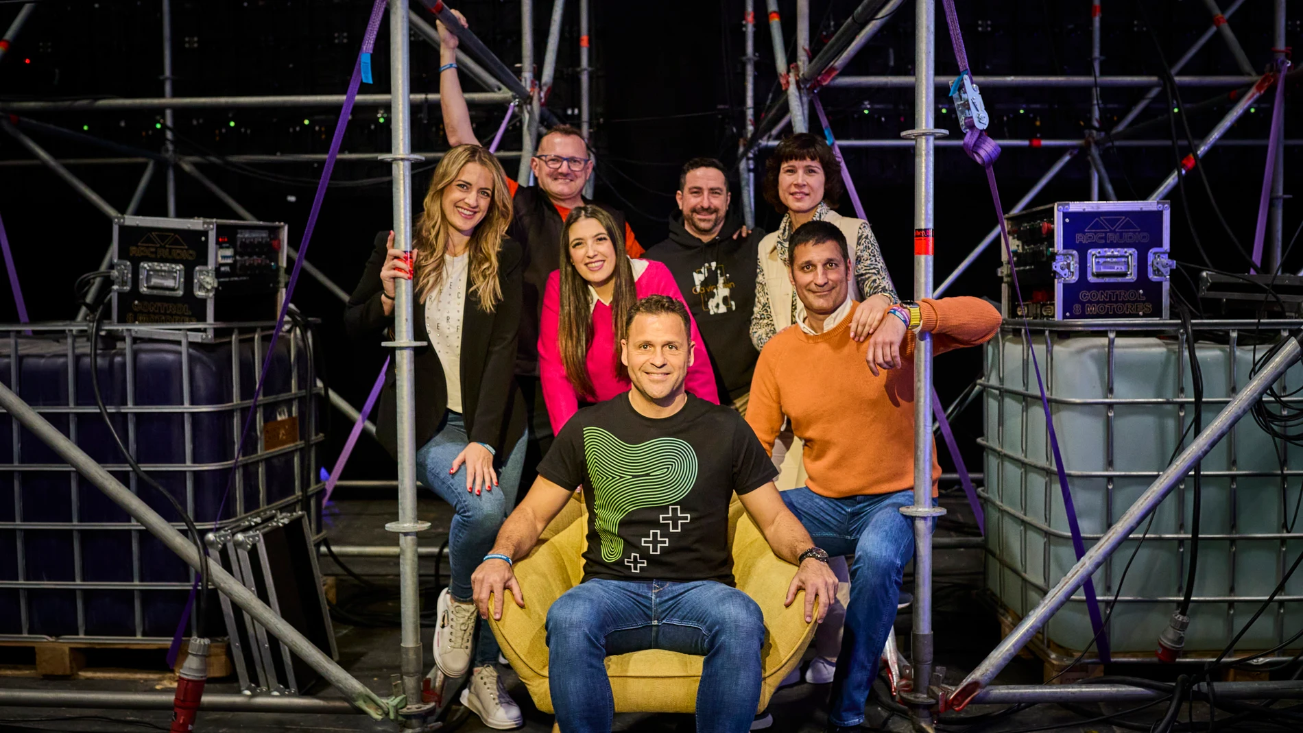 Los emprendedores Rosa Canales, Manuel Asís, Marcos Cano, Kim Fermisson, Cinthya Thais y Joaquín Azorín, junto al fundador de LevelUp, Carlos Delgado