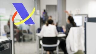 Varias personas son atendidas en la Agencia Tributaria para presentar la declaraci&oacute;n de la Renta