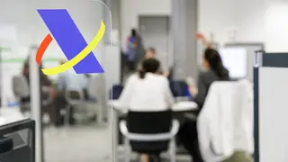 Varias personas son atendidas en la Agencia Tributaria para presentar la declaración de la Renta Varias personas son atendidas en la Agencia Tributaria para presentar la declaración de la Renta