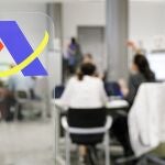 Varias personas son atendidas en la Agencia Tributaria para presentar la declaración de la Renta