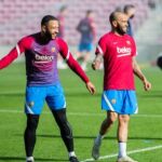 Menphis Depay junto a Dani Alves