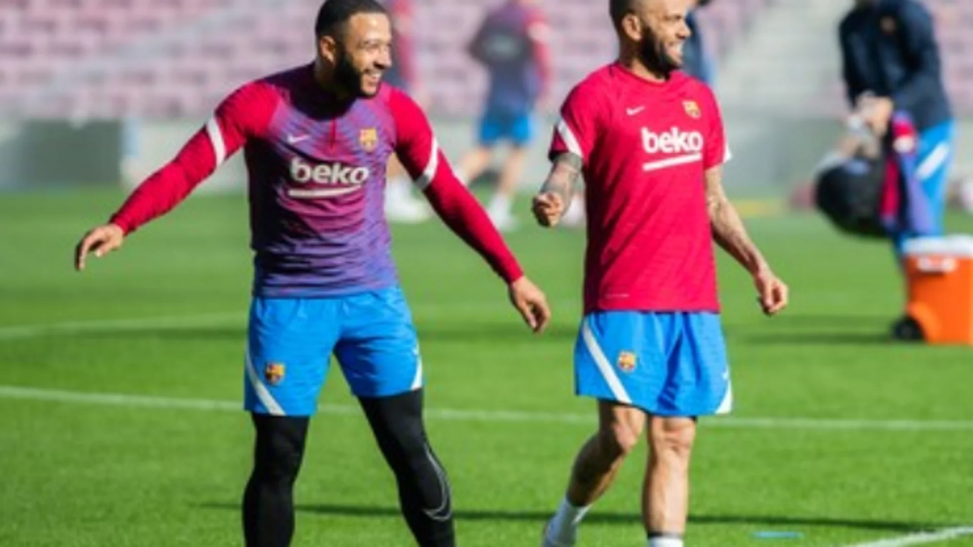 Menphis Depay junto a Dani Alves