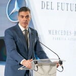 El presidente del Gobierno, Pedro Sánchez, y el lehendakari, Iñigo Urkullu, visitan la planta Mercedes-Benz Vitoria.