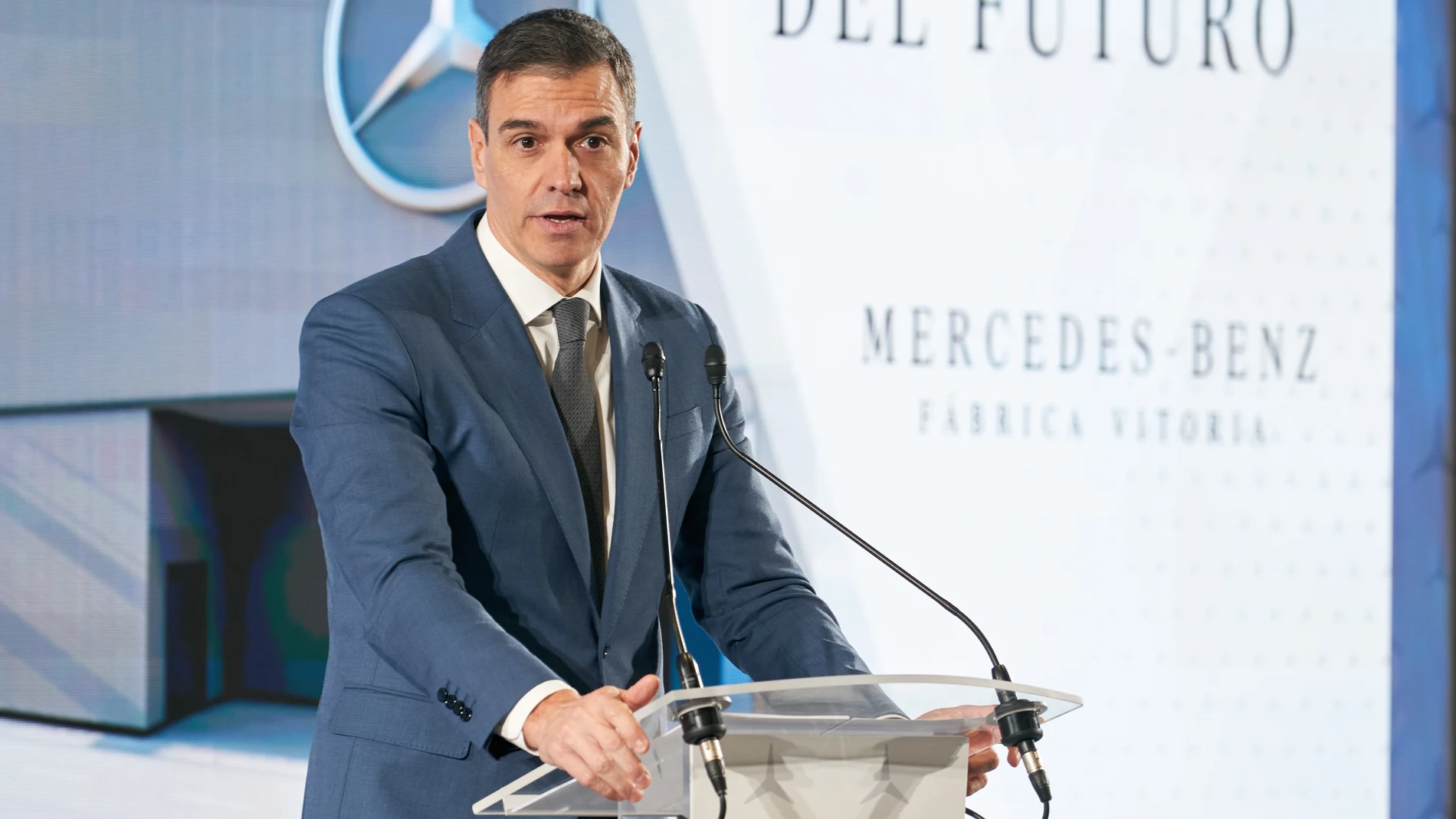 VITORIA, 26/03/2024.- El presidente del Gobierno, Pedro Sánchez, y el lehendakari, Iñigo Urkullu, han visitado este martes la planta Mercedes-Benz Vitoria, la mayor de Euskadi con casi 5.000 trabajadores, con motivo de su ampliación para fabricar una furgoneta eléctrica, acompañados del responsable de la División General de Furgonetas de Mercedes-Benz, Mathias Geisen, y el director de la planta de Vitoria, Bernd Krottmayer. EFE/L. Rico
