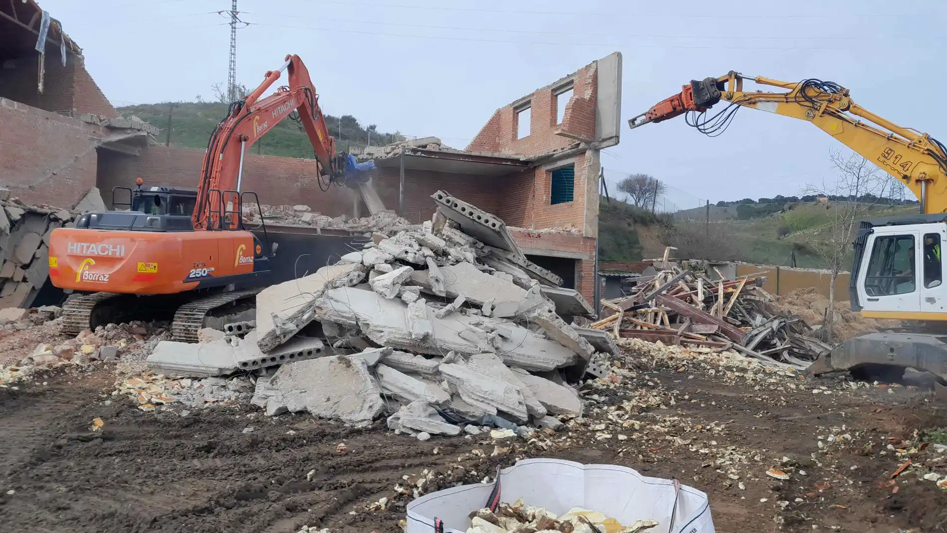 Imagen del proceso de demolición de una construcción ilegal en El Molar