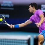 Alcaraz se dispone a volear en su partido ante Monfils