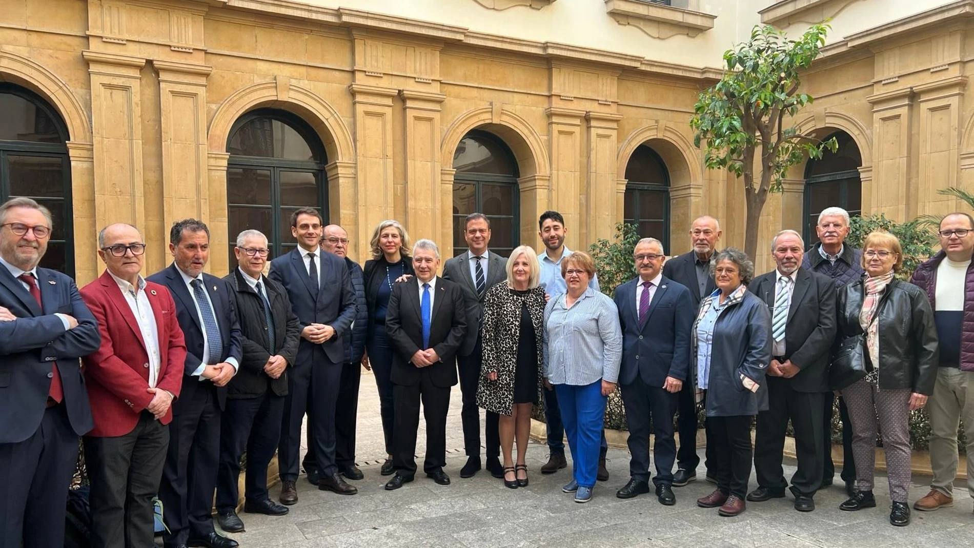El consejero de Presidencia, Portavocía y Acción Exterior, Marcos Ortuño, y el director general de Acción Exterior y Cooperación, Juan José Almela, junto a representantes del Ayuntamiento de Murcia y de las comunidades asentadas en el exterior