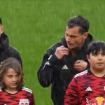 El gesto de los jugadores del NY Red Bull con los niños que saltaron al campo 