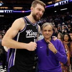 Domantas Sabonis, con el propietario de los Kings Vivek Ranadive