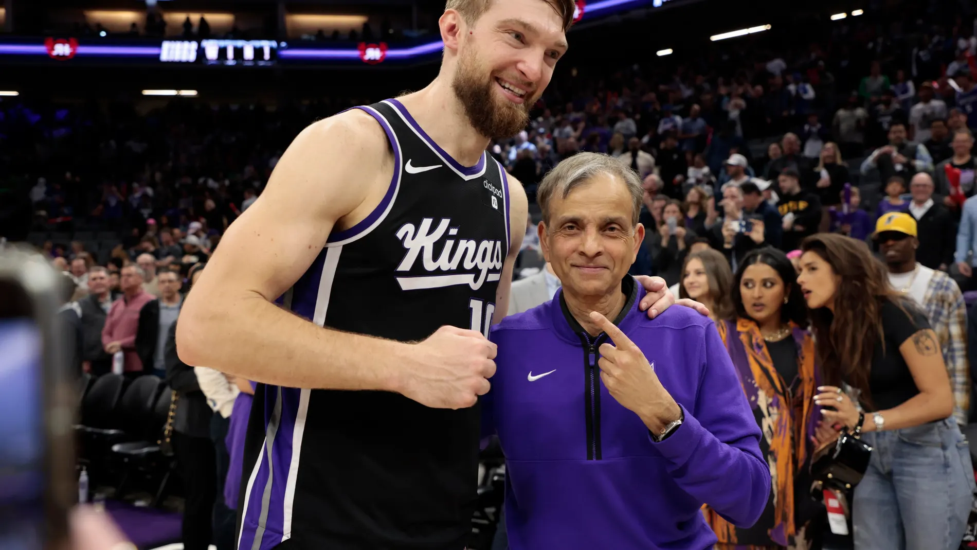 Domantas Sabonis, con el propietario de los Kings Vivek Ranadive